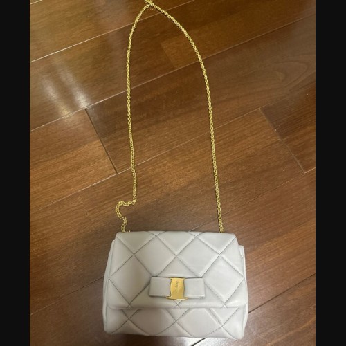 フェラガモ チェーンショルダーバッグ