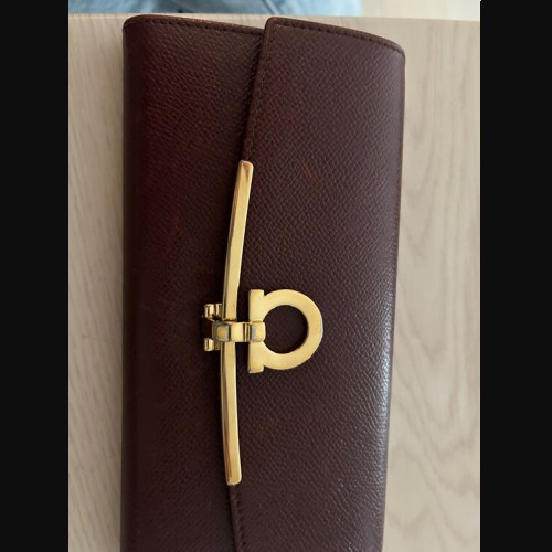 フェラガモ ガンチーニ 長財布