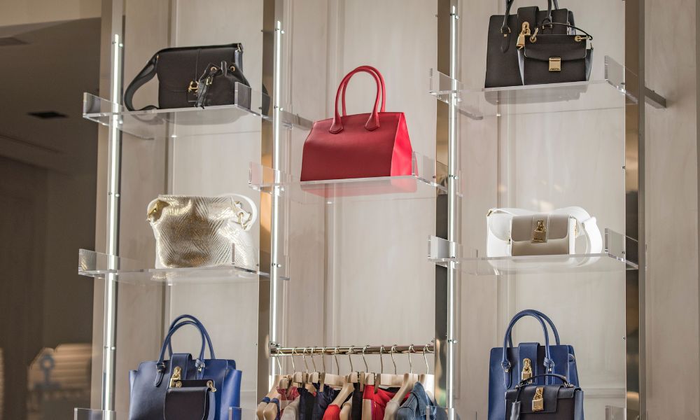バッグが並べられた棚の画像