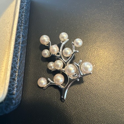 パールブローチ