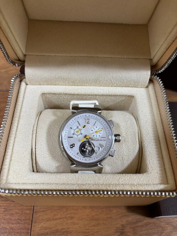 箱に入ったルイヴィトンの腕時計の画像