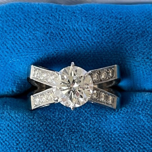 2キャラットダイアモンドデザインリング