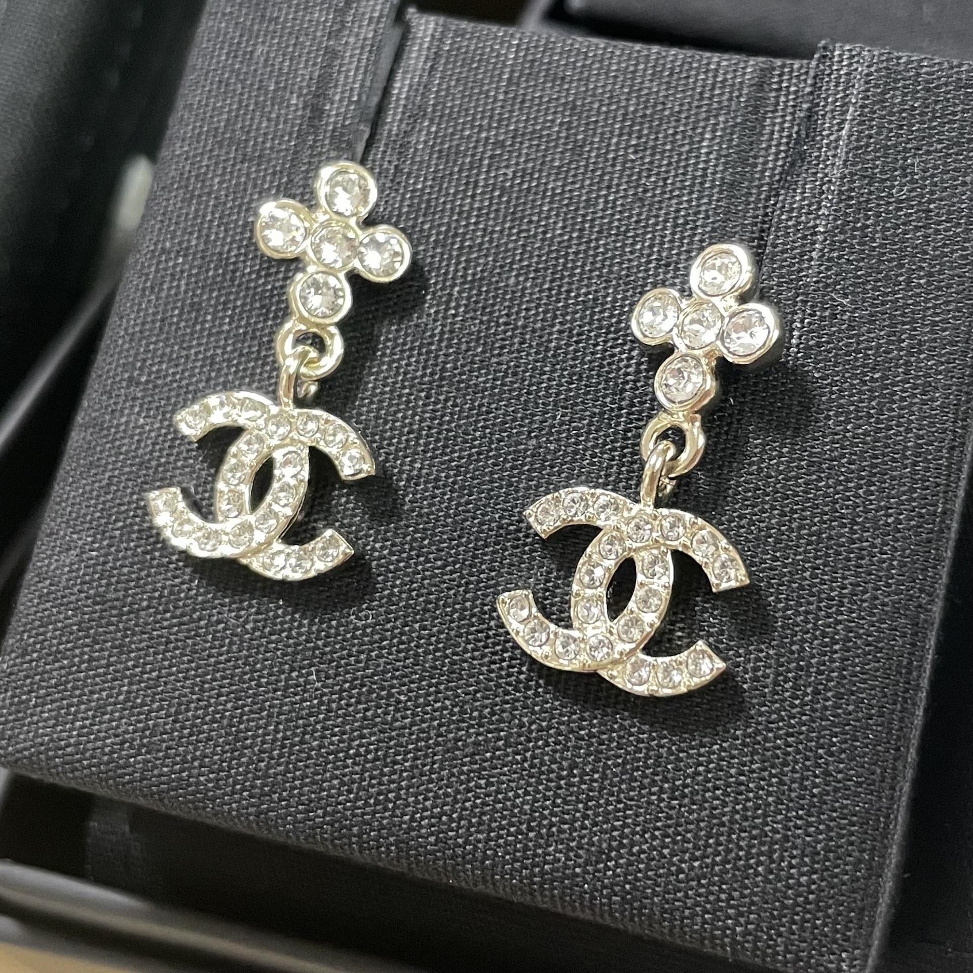 CHANEL フラワーモチーフ&ロゴピアス