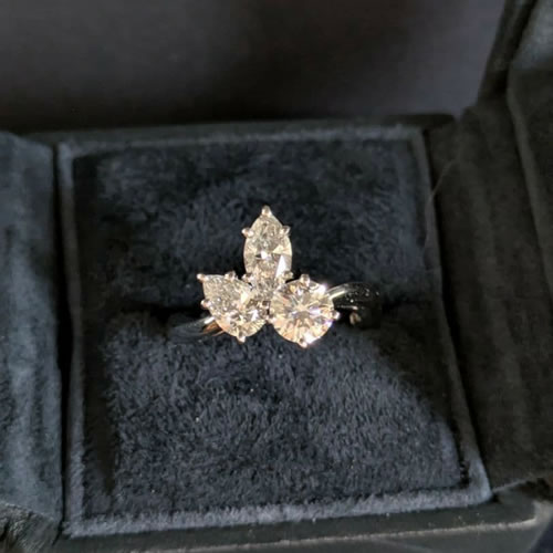 ハリーウィンストン スリーストーンクラスター