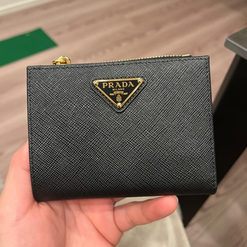 プラダ 二つ折り財布