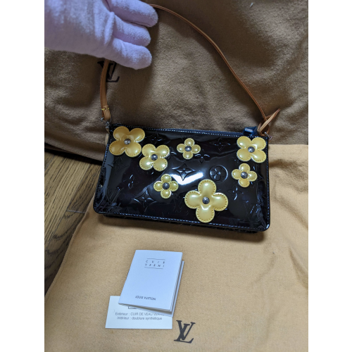 ヴェルニ レキシントン フラワーモチーフアクセサリーポーチ 黒の画像