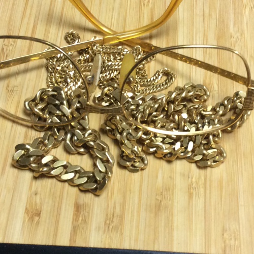 ネックレス、ブレスレット、メガネフレームの画像