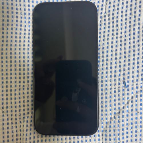 iPhone15ブラック　赤ロムです。