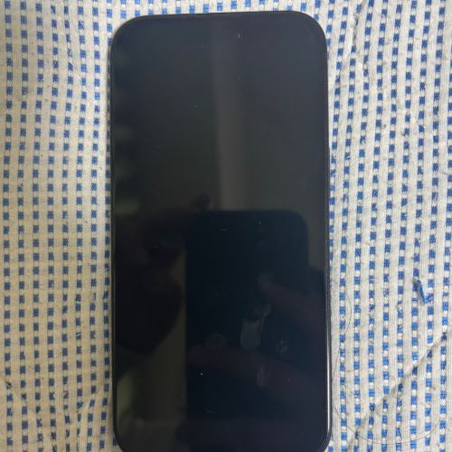 iPhone15ブラック　赤ロムです。