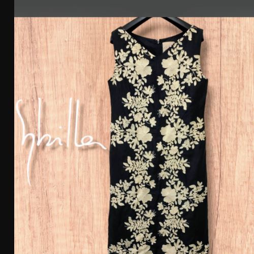 シビラ 黒に白の刺繍 個性的なワンピース