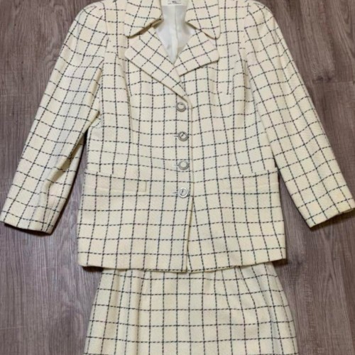 カールラガーフェルドのスカートスーツ