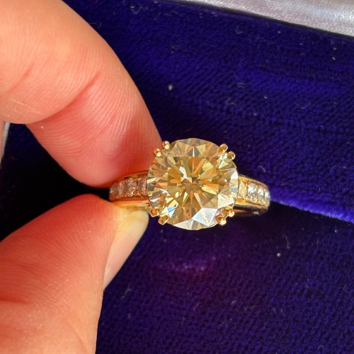 ダイヤモンドの指輪の画像