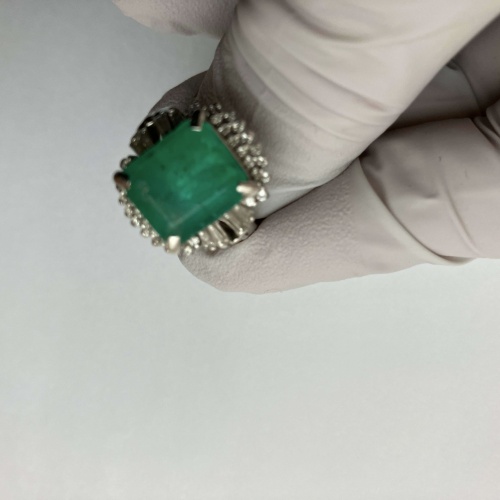 エメラルドの指輪の画像