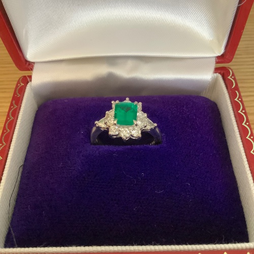 プラチナ台座エメラルドリング（ダイヤモンド装飾）の画像