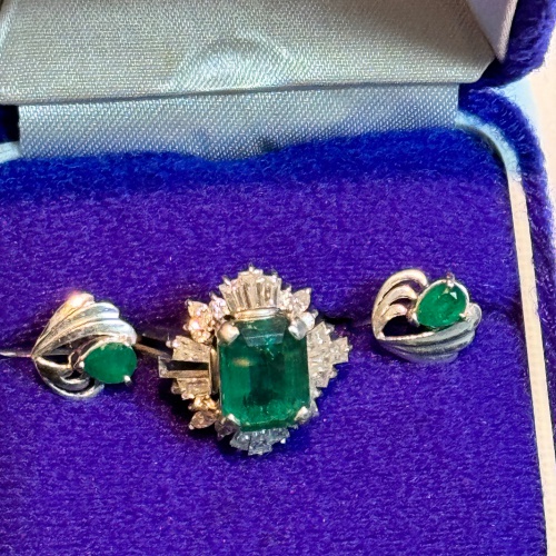 エメラルド3.7キャラットダイヤ1.4キャラットPt900リング9.5gの画像