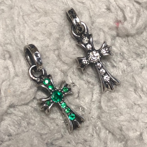 クロムハーツベイビーファットクロスパヴェダイヤとエメラルドの画像