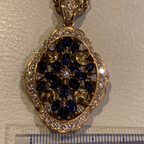 サファイヤとダイヤのペンダントの画像