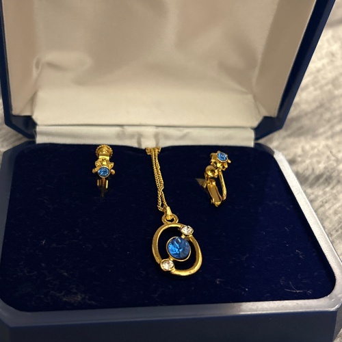 サファイヤのイヤリングとネックレスの画像