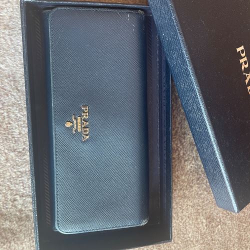 プラダ 財布
