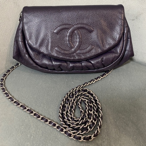 シャネルハーフムーンチェーンウォレットの画像