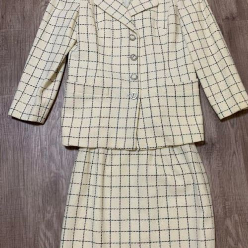 カールラガーフェルドのスカートスーツ