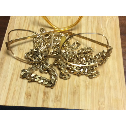 ネックレス、ブレスレット、メガネフレームの画像