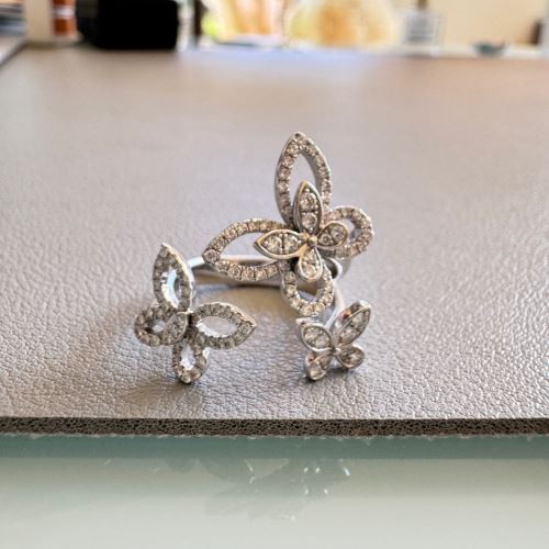 グラフ、バタフライリング、3匹の蝶