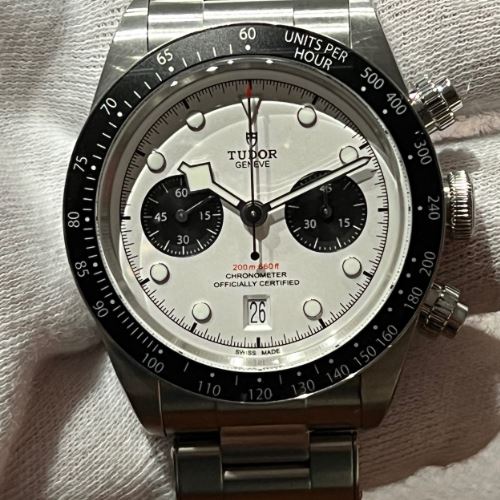 ブラックベイクロノ白文字盤