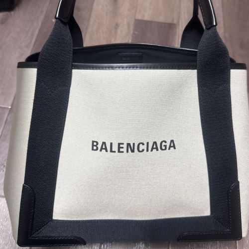 バレンシアガネイビーカバス