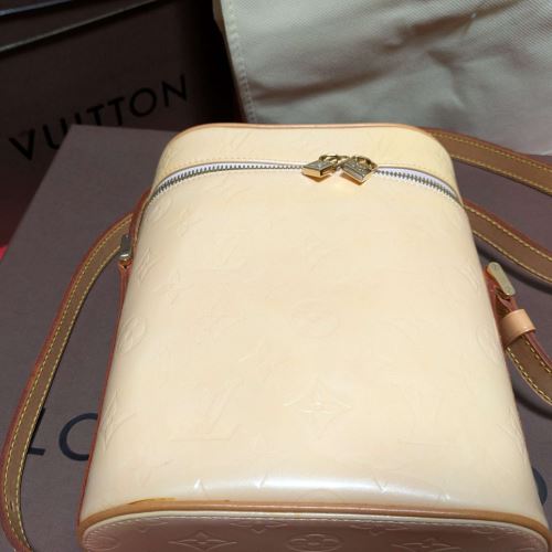 ヴェルニ。付属品は、布袋。本体にヤケはありますが、型崩れなし。ヌメも目立ったシミ