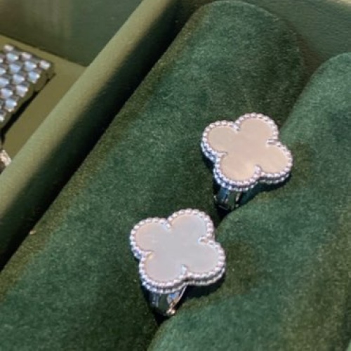 ヴァンクリフ、アルハンブラホワイトピアスの画像