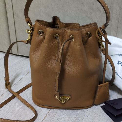 PRADA プラダ Re-Edition 1978 バケットバッグ レザー