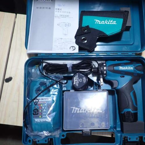 マキタ　ドリルドライバー10.8V　1.3Ah バッテリー2個付き DF030D