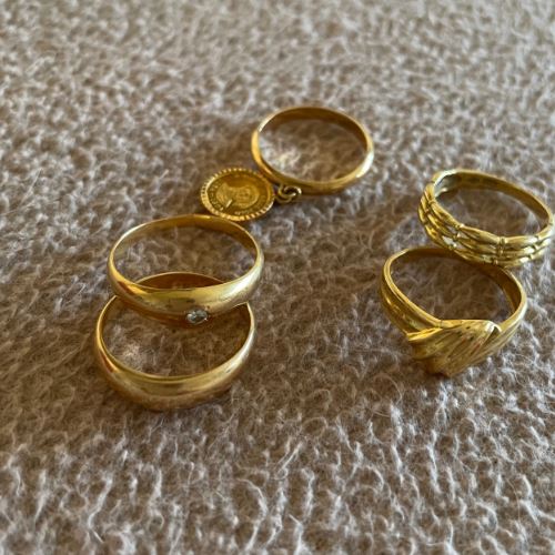 古い指輪、片方だけの18金ピアス、切れたネックレス