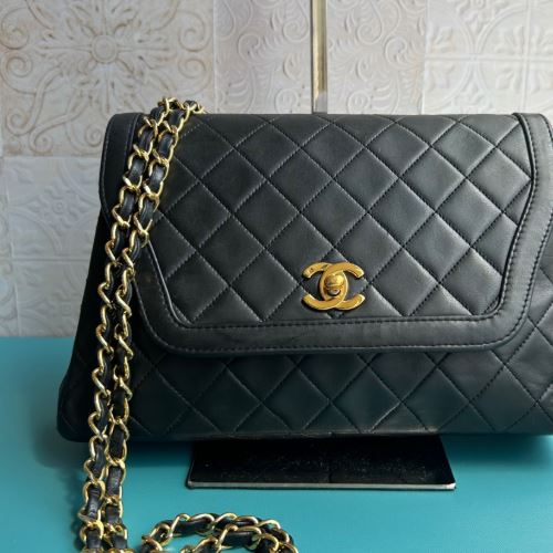 ダイアナフラップ　マトラッセ チェーンショルダー　ミニポーチ付き