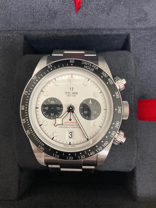 ブラックベイクロノ 白文字盤