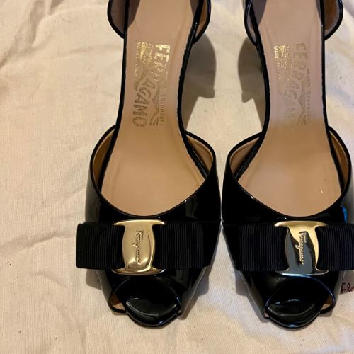 サルヴァトーレフェラガモパンプス