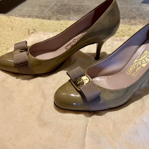 サルヴァトーレフェラガモパンプス