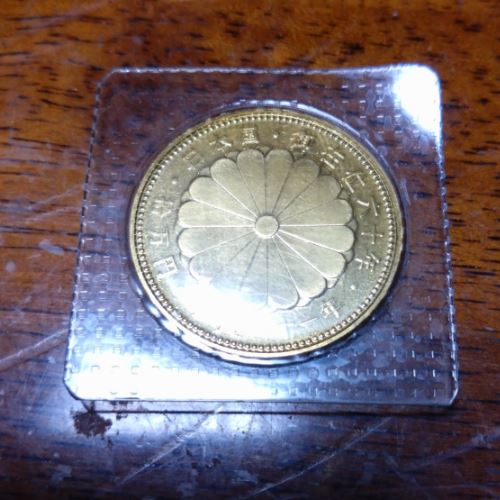 天皇即位60年記念10万円金貨