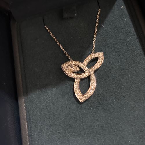 ハリーウィンストン リリークラスター ネックレス