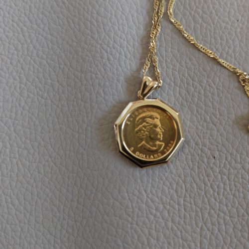 カナダ王室造幣局発行のメイプルリーフ金貨をセットしたペンダント8.3g