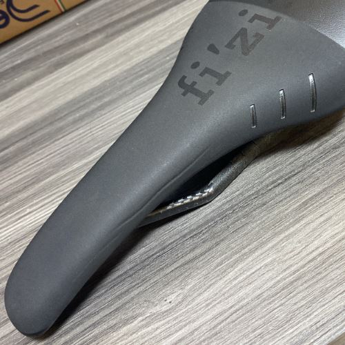 フィジーク TUNDRA M1 サドル