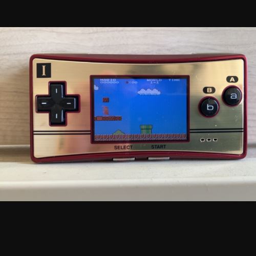 「ゲームボーイミクロ ファミコンバージョン」と「スーパーマリオブラザーズ」のソフ