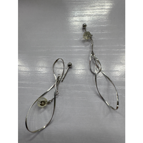 ホワイトゴールドピアスの画像