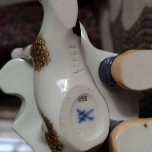 Meissen マイセンブルーオニオンのカップでミルクを飲む男の子