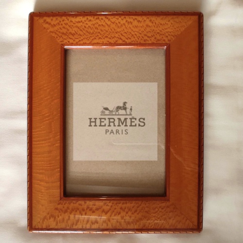HERMES フォトスタンド　マホガニーラッカー仕上げ　ステッチ模様象嵌の画像