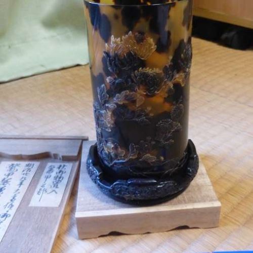 鼈甲菊花彫刻入り筆立て