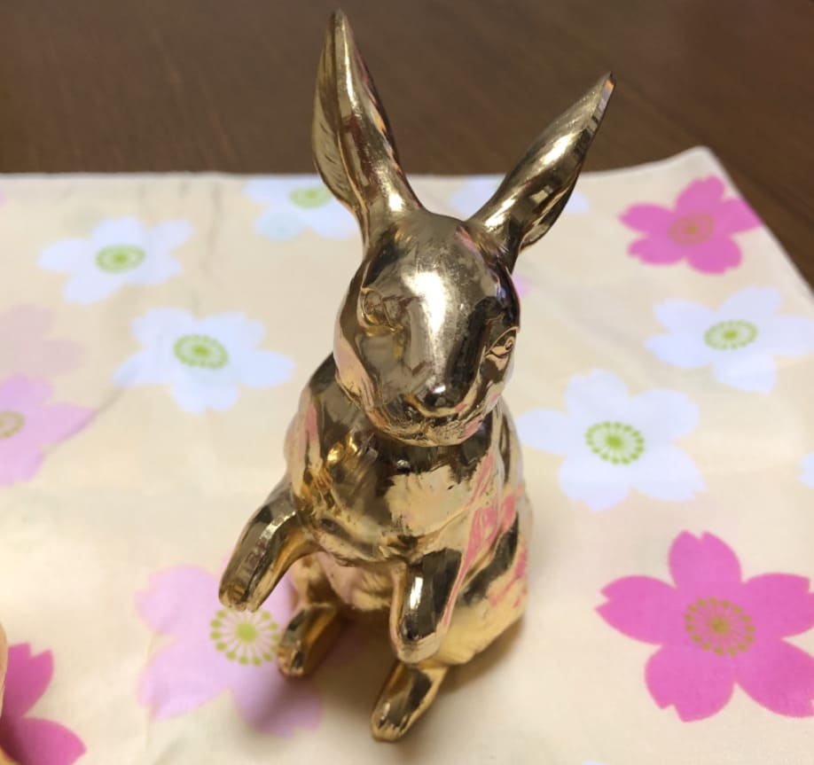 金メッキのうさぎの置物