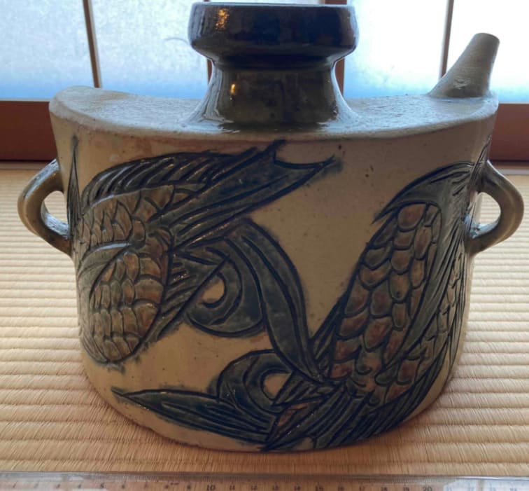 金城次郎作　魚紋抱瓶