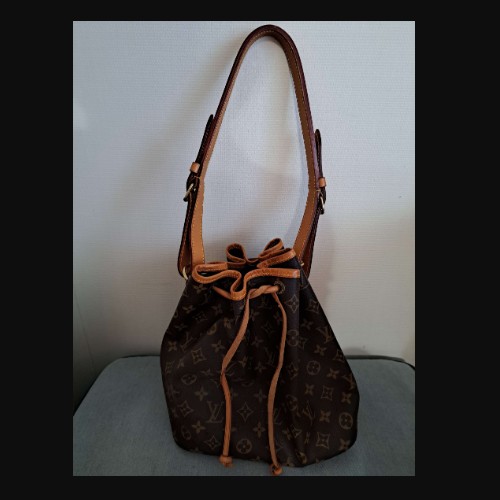 ルイヴィトンプチノエ巾着